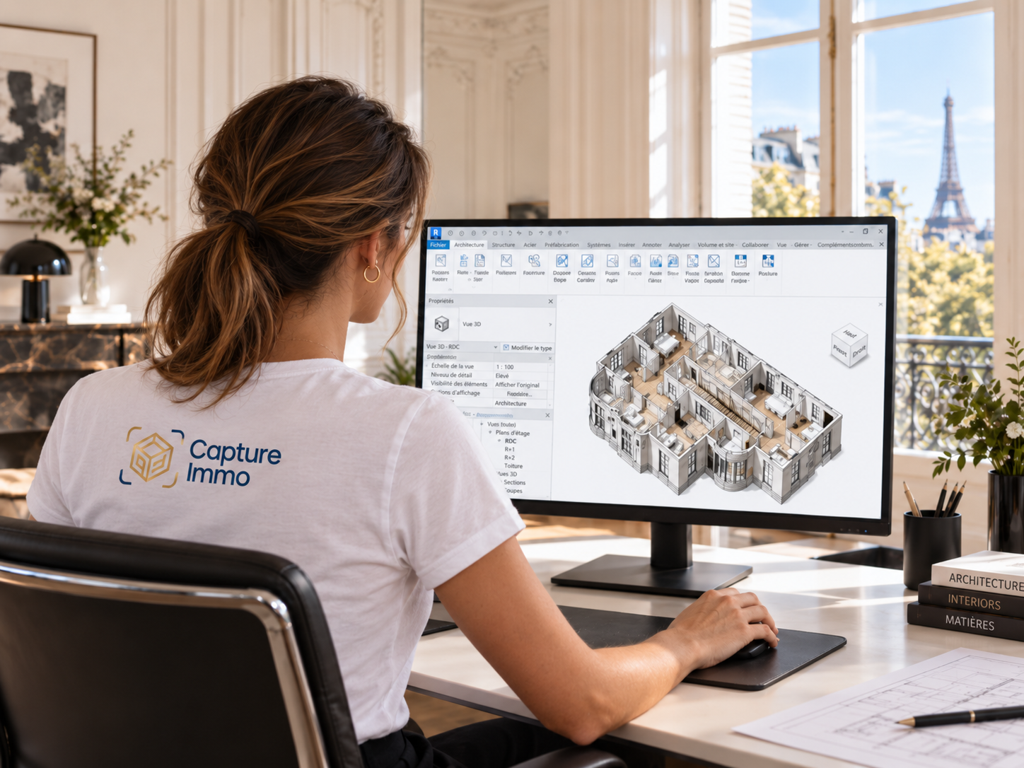Illustration Capture Immo : une femme de dos travaille sur la maquette 3D d’un appartement.